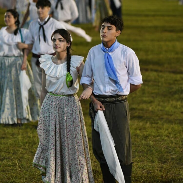 Pareja bailando pericón en festival de Diamante Baila