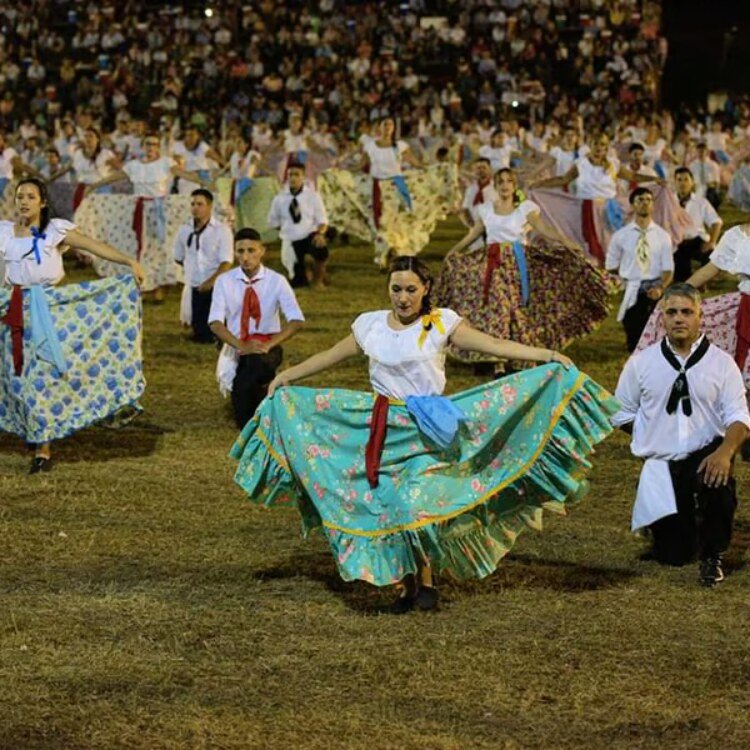 Parejas de baile folclórico en traje tradicional